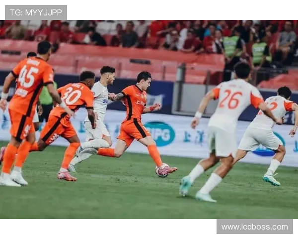 刘若钒精准横传李帅后点铲射破门海港暂时领先三镇1-0 刘若钒精准横传李帅后点铲射破门海港暂时领先三镇1-0